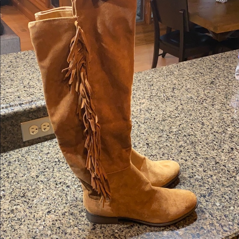Camel suede boots with fringe